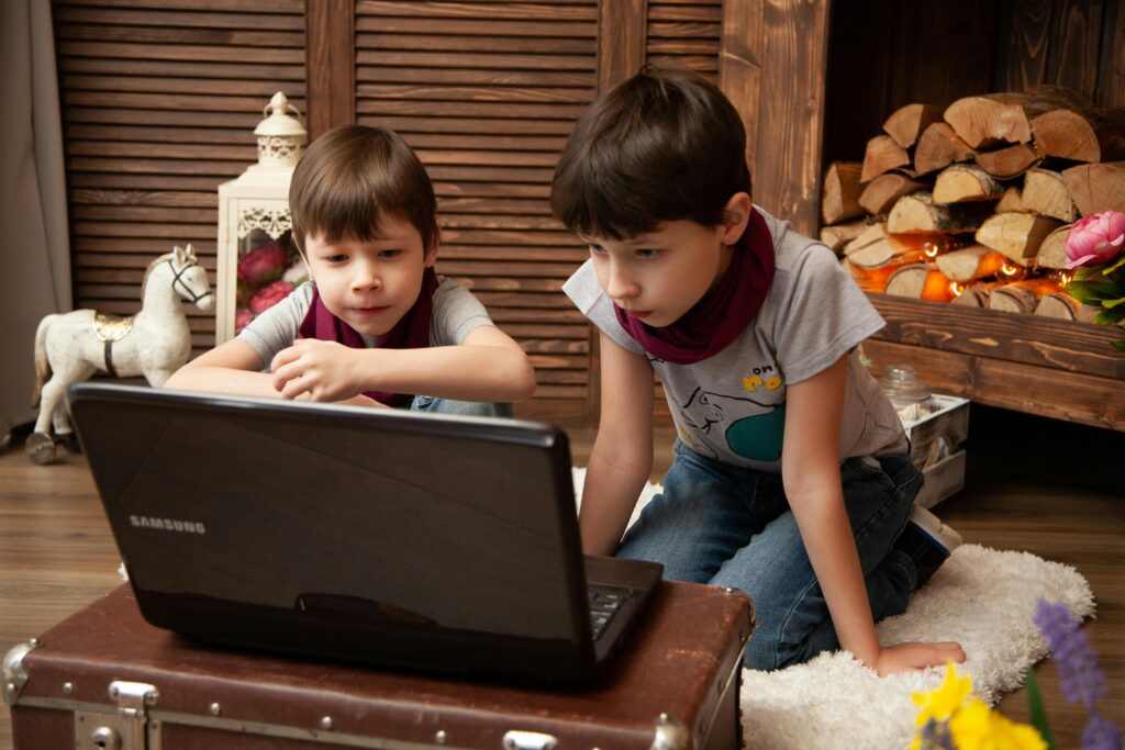 children look at laptop